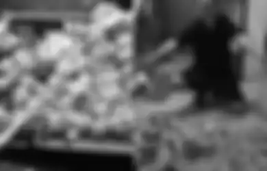 Dasar Kikir, Pria Ini Memilih Mengais Sampah Demi Makan Sehari-harinya Walau Punya Uang untuk Beli Makanan