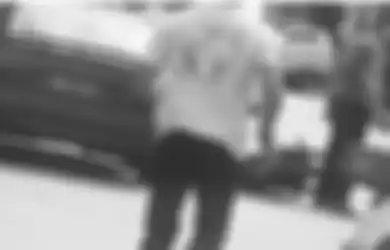 Cuma Gara-gara Tak Nyalakan Lampu Sein Saat Berbelok, Emak-emak Dipukuli Seorang Pria di Tengah Jalan