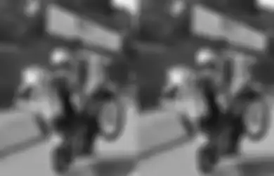 Gereget! Remaja Ini Nekat Bawa Motor Mogok dengan Cara Memangkunya 