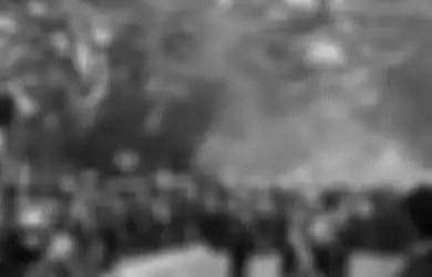 Tak Kuasa Menahan Sakit Akibat Semprotan Gas Air Mata, Demonstran Aksi 22 Mei Nangis sambil Cari Mamanya