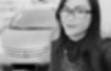 Ingin Cepat Laku, Seorang Wanita Cantik Buat Iklan Jual Mobil Beserta Dirinya Melalui Forum Jual Beli Facebook