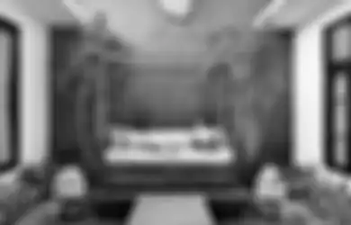 Dinding Kamprot yang Gelap Berpadu dengan Elemen Kayu, Inpirasi Ruang Luar yang Harmonis!
