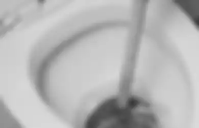 WC Mampet Hingga Sulit Mem-flush? Coba Atasi dengan Soda Kue dan Cuka!