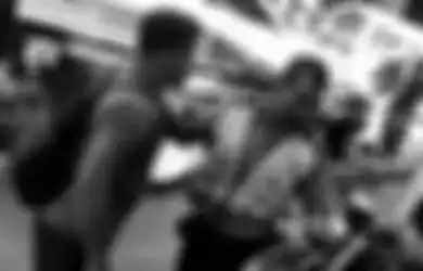 Tak Segarang Saat Duel, Pengendara Motor Bertubuh Kekar Kini Minta Maaf Sambil Bersimpuh di Kaki Polisi
