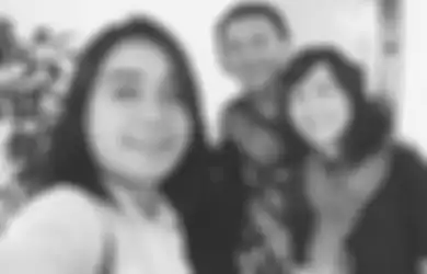 Sama-sama Pakai Syal dan Kini Miliki Rambut Panjang, Lihat Beda Gaya Puput Nastiti Devi dan Veronica Tan Saat Tampil di Hadapan Publik dalam Waktu Berdekatan, Mana yang Lebih Keibuan?