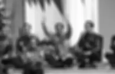 Peneliti Ungkap Makna dari Pengumuman Menteri Sambil Ngemper di Tangga Istana Negara, Jokowi Disebut Ingin Buktikan Dirinya Bukan Presiden Boneka
