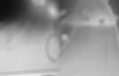 Tertangkap CCTV, Begini Detik-detik Pembatas Jalan di KM 65 Tol Cipularang Bergerak Sendiri, Semula Berada di Bahu Jalan Namun Tiba-tiba ke Tengah Sendiri