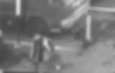 CCTV Ungkap Sosok Terduga Pelaku Bom Bunuh Diri Mapolrestabes Medan yang Gunakan Jaket Ojek Online, Gojek Langsung Berikan Pernyataan