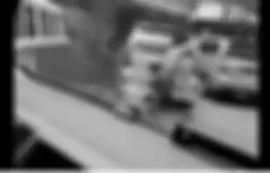 Aksi Heroik Orang Gangguan Jiwa Bukakan Jalan untuk Ambulans yang Melintas, Teriaki Angkot dan Mobil Supaya Menepi, Netizen: Yang Sakit Jiwanya, Bukan Hatinya