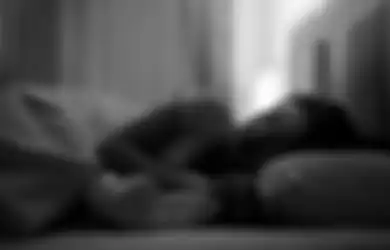 STOP Tidur Dekat Ponsel, Bisa Sebabkan Gangguan Menstruasi Bahkan Pengaruhi Jumlah Sprema