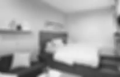 Inpirasi Kamar Artsy Berbalut Motif Kayu dengan Gaya Klasik Monokrom, Bikin Iri Tetangga!