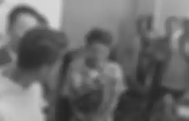 Berlutut dan Ngaku Nyesal Sudah Mabuk, Tukang Ikan yang Ancam Akan Kirim Santet ke Eza Gionino Cuma Bisa Nangis Minta Maaf, Nyalinya Ciut Saat Ketemu Langsung dengan Sang Artis