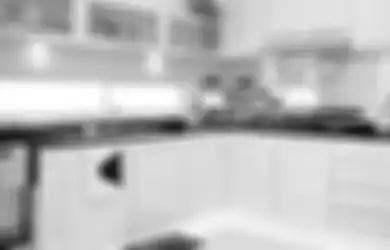 Inspirasi Sentuhan Kayu Warna Putih di Dapur, Tak Monoton Justru Mewah!