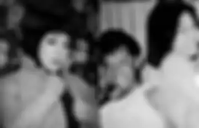 Penantian 20 Tahun Melly Goeslaw Terkabul, Istri Anto Hoed Akhirnya Dipertemukan dengan Mantan ART Mendiang Nike Ardilla di Atas Panggung, Janji Bakal Urus Umar Hingga Buat Sang Asisten Pingsan
