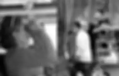 Enak-enak Seruput Es Teh dari Warung Wedangan Pinggir Jalan, Gibran Rakabumi Malah Kena Senggol Susi Pudjiastuti, Netizen: Ikat ke Tiang Beton Aja Bu