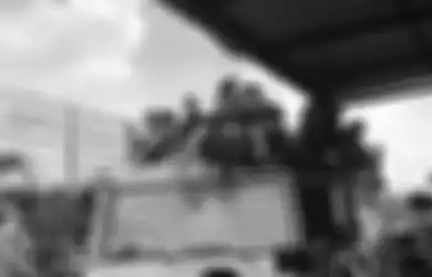 Saat Bebas Disambut dan Diarak Ratusan Orang Layaknya Raja, Ahmad Dhani Kini Bebas Teriak-teriak Suruh Orang Ambilkan Sepatunya : Sepatuku Bawa Sini!