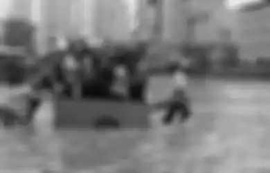 Basah-basahan dan Berteriak Tawarkan Grobak Penyeberangan, Pemuda 23 Tahun di Daan Mogot Kantongi Rezeki di Tengah Banjir, Sehari Omsetnya Capai Rp 1,7 Juta
