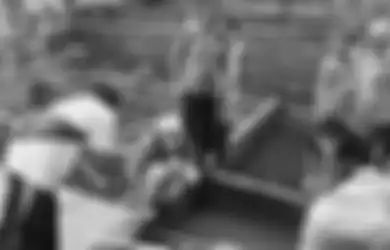 Seorang Pria Penasaran setelah Melihat Benda yang Menyerupai Boneka Mengapung di Kolam Lelenya, saat Diperiksa 'Benda' Itu Bikin Heboh Satu Warga Desa!