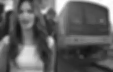 Nia Ramadhani Ngaku Nyaman Naik KRL Lantaran Tak Merasakan Sesaknya Naik Kereta, Netizen: Belum Aja Ngerasain Jam Pulang Kantor, Ngambang Kaki Lu Nia