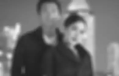 Beradegan di Atas Ranjang dengan Istri, Ekspresi Reino Barack di Video Klip Syahrini Justru Bikin Geger, Netizen: Bini Udah Sok Romantis, Yang Laki Kaku Kayak Diboboin Emaknya
