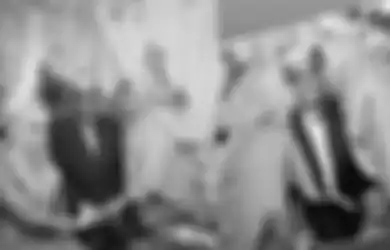 Temani Suami Menikah Lagi, Istri Pertama Ini Tanpa Ragu Sedikit pun Berbagi Pipi Pria Kesayangannya Itu dengan Istri Kedua