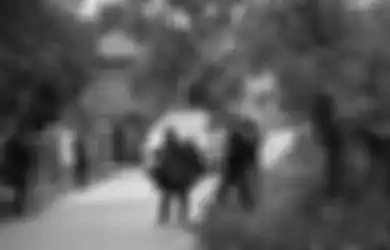 Bukannya Menjauhi, Warga Desa di Sulawesi Barat Justru Semangati Pasien Positif Covid-19 yang Dijemput Petugas, Berjejer di Pinggir Jalan untuk Memberikan Dukungan Moral