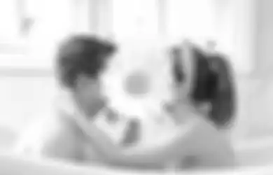 Siap Punya Anak Lagi Karena WFH, Pasangan Artis Ini Pamer Mandi Satu Bathtub di Kamar Mandi Mewah, 'Salahin Corona'