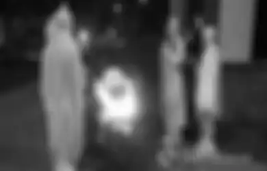 Rela Dandan Cosplay Pocong, Pemuda Desa Ini Ingatkan Warganya Soal Ngerinya Kematian di Tengah Pandemi Corona, Gentayangan di Tengah Malam Sambil Bagikan Masker