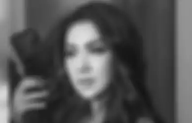 Sorot Mata Tak Pernah Berdusta, Foto Syahrini Pegang Cangkir Tunjukkan Aura Tak Biasa, Netizen: Lihat Foto Ini Auto Merinding!
