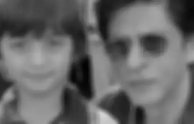 Nekat Nikah Beda Agama Sampai Dinyinyiri Keluarga, Shah Rukh Khan Justru Anteng-anteng Saja Rayakan Ramadhan 2020, Netizen Terkagum Lihat Anak Sang Aktor Saat Laksanakan Salat