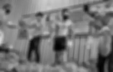 Susah ke Gym Gara-gara Wabah Corona, Rombongan Pria Kekar Ini Langsung Ngelamar Jadi Tukang Kupas Duren Agar Tak Bosan, Bukanya Sepi di Tengah Lockdown, Tokonya Malah Tambah Rame