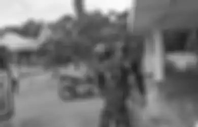 Dijemput Paksa karena Hasil Rapid Tesnya Reaktif Covid-19, Keluarga Ini Menangis Sejadi-jadinya Saat Diseret Petugas TNI Karena Menolak Dibawa ke RS: Kami Sehat, Mati Itu Takdir Tuhan!