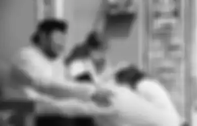 Penuh Makna dan Filosofi Mendalam, Inilah Asal Usul Tradisi Sungkeman Saat Lebaran yang Hanya Terjadi di Indonesia