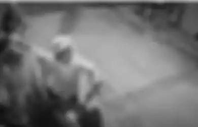 Geram Saat Ditegur Serobot Antrean Beli Bensin, Pemotor Pria Ini Tampar Petugas Wanita SPBU, Pelaku Jadi Buronan Warganet