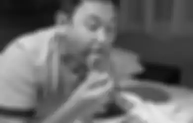 Sedang Mengunyah Makanan Sahur Tapi Adzan Subuh Berkumandang, Ustaz Abdul Somad Jelaskan Solusinya