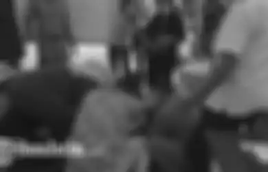 Kasus Corona di Wilayahnya Terus Melonjak, Tri Rismaharini 2 Kali Sujud dan Menangis di Hadapan Dokter, Wali Kota Surabaya: Tolonglah, Kami Jangan Disalahkan Terus