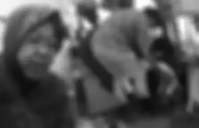 Bersujud Seraya Menangis di Kaki Seorang Dokter, Tri Rismaharini Ngemis Maaf Soal Rumah Sakit Overload Pasien Covid-19, Wali Kota Surabaya: Faktanya Memang Banyak!