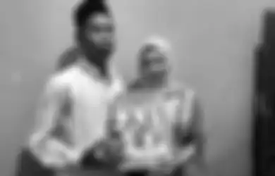 Nasibnya 'Tersandung' Jurang Petaka, Pria yang Dulu Viral Nikahi Model Cantik Bermodal Sandal Jepit Kini Jadi Musuh Masyarakat, Didemo Karena Kasus Ini