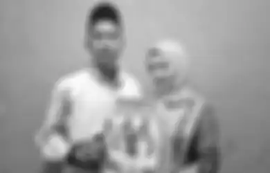 Pengennya Cari Sesuatu yang Beda di Hari Pernikahannya, Pasangan Pengantin Youtubers dan Model Ini Justru Dicerca Netizen Usai Pamerkan Maskawin Sandal Jepit dan Air: Cuma Cari Sensasi!