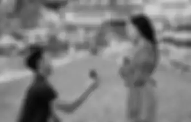 Tak Kuasa Menahan Tangis saat Membacakan Permintaan Menikah ke Nikita Willy dalam Prosesi Tunangan, Indra Priawan berikan Pesan Mengharukan: Semoga Kamu bisa Mencintai Ibuku, seperti Mencintai Ibumu Sendiri