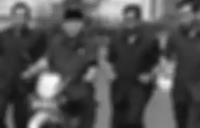 Bukti Kesangaran Soeharto yang Sangat Melegenda, Ogah Pakai Rompi Anti Peluru dan Helm Meski Sedang Diincar Sniper, Raut Wajahnya Buat Para Pengawal Bingung Bukan Kepalang
