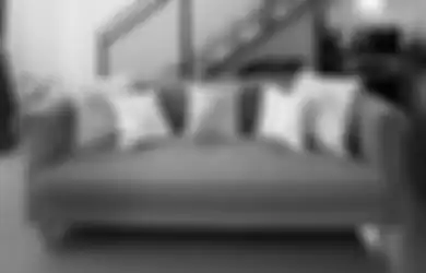 Tips Mudah Menata Sofa dengan Cushion, Coba Siasati Sofa Lama!