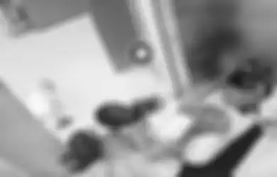 Terekam CCTV! Aksi Heroik Seorang Ibu Cekatan Taruh Bayinya di Lantai Demi Selamatkan Nenek yang Pingsan di Lift