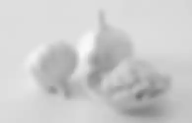 Jarang Diketahui, Ini Khasiat yang Akan Dirasakan Saat Meletakan Bawang Putih Cincang di Sudut Meja Makan!