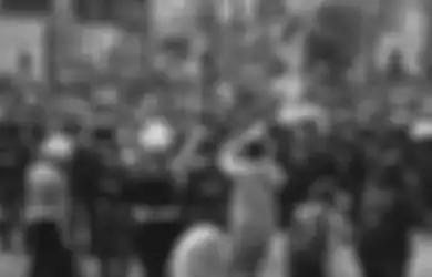 Ambruk Usai Terkena Lemparan Batu, Seorang Pendemo di Simpang Harmoni Ditolong Prajurit TNI: Sakit Pak...