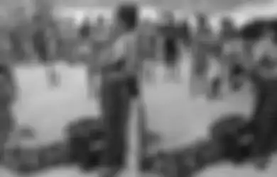 Bapaknya Meninggal Saat Dirinya Tempuh Pendidikan, Prajurit TNI Ini Bersimpuh Cium Kaki Sang Ibu Saat Pulang, Tangisnya Pecah Tak Peduli Dilihat Banyak Orang