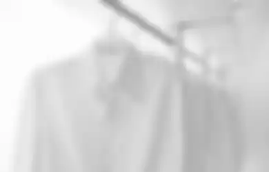Bikin Baju Putihmu Lebih Awet dan Cemerlang dengan 5 Tahapan Mencuci Ini
