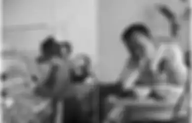Ditinggal Ibu yang Pergi Tanpa Pamit, Bocah 6 Tahun Terpaksa Rawat Ayahnya yang Lumpuh Akibat Kecelakaan Mobil, Seorang Diri Sanggup Urusi Rumah dan Rawat Orang Tuanya