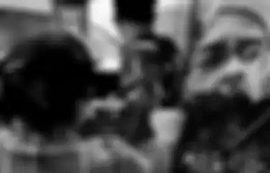 Jadi Sorotan Saat Naik Kendaraan Tempur TNI, Wanita Berbaju Kemeja Kotak-kotak yang Ikut Pencopotan Baliho Rizieq Shihab Kini Terungkap, Ini Penjelasan Kodam Jaya