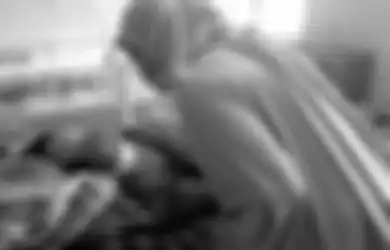 Sabitnya Tersangkut Kelambu, Seorang Istri Ikut Berdarah-darah Saat Mau Tikam Suami, Anak: Saya Masih Tidur di Kolong Rumah